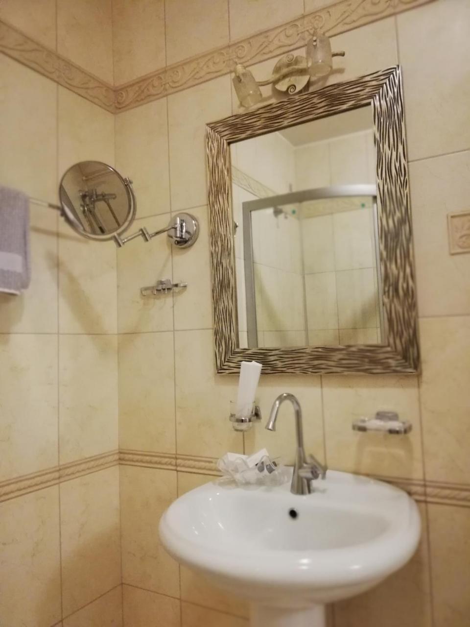 Nymfes Hotel Káto Loutrákion Buitenkant foto